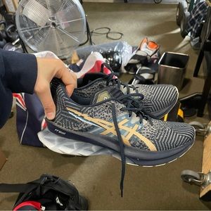 Womens Novablast Shoe Sz 6.5